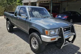 1991 Toyota pickup 4x4 standard v6