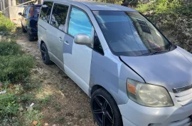 2004 Toyota Noah