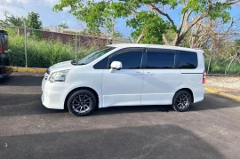 2011 Toyota Noah SI